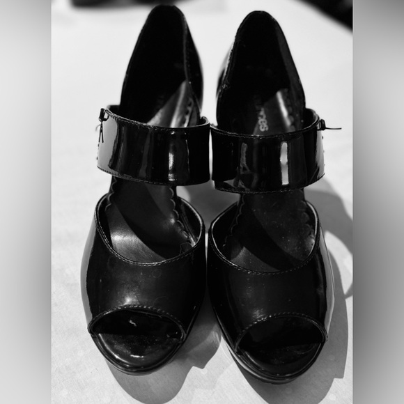 Maurices Black Women's Heels open toe with bow, patent leather, size 8.5 - Picture 2 of 9
